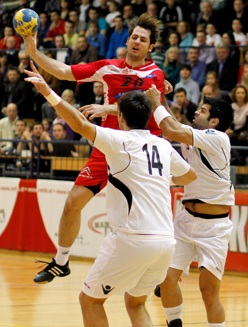Bernd Friede will mit dem österreichischen Handball-Nationalteam bei der WM in Schweden hoch hinaus. Hier setzt er sich gegen Spieler von Testgegner Portugal durch | Foto: GEPA