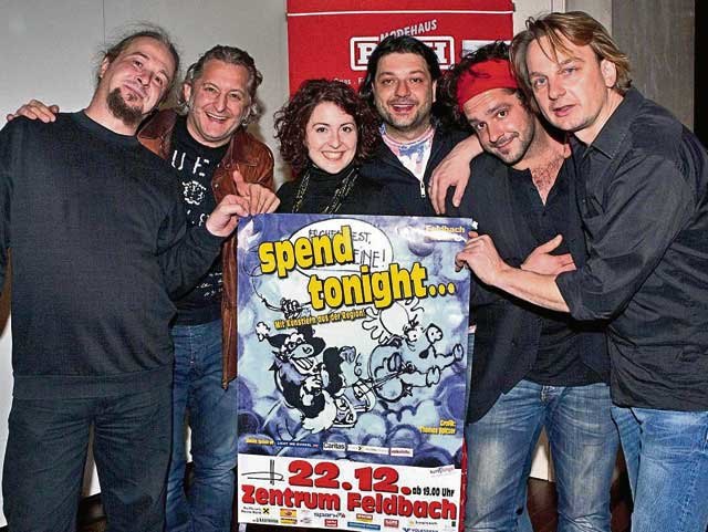 Oliver Mally (2.v.l.), Ulrike Tropper und „Solo zu Viert“ gaben Gas für den guten Zweck. 4.500 Euro wurden bei „spend tonight“ für den guten Zweck lukriert
