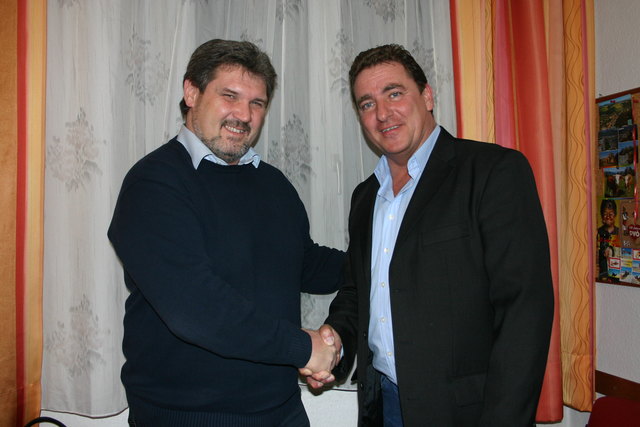 Stadtparteiobmann und Vizebgm. Robert Zodl begrüßt den neuen SPÖ-GR Kurt Feichtinger.