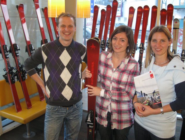 Die Telferin Monika Prast (Mitte) ist eine eifrige Skifahrerin. Sie ist vom brandneuen Kneissl Ski Red Star SC begeistert. Thomas Petzold von Kneissl und Ingrid Heinz von MPREIS gratulierten der glücklichen Gewinnerin. | Foto: MPREIS