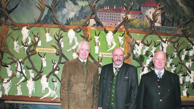 Zu den Unterinntaler Jagdtagen 2010 konnte Bezirksjägermeister Michael Naschberger Mitte) auch Landesjägermeister Karl Berktold (li.) begrüßen.