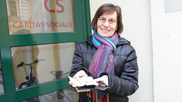 Schwester Sieglinde hat ihr verlorenes Geldbörsel wieder.