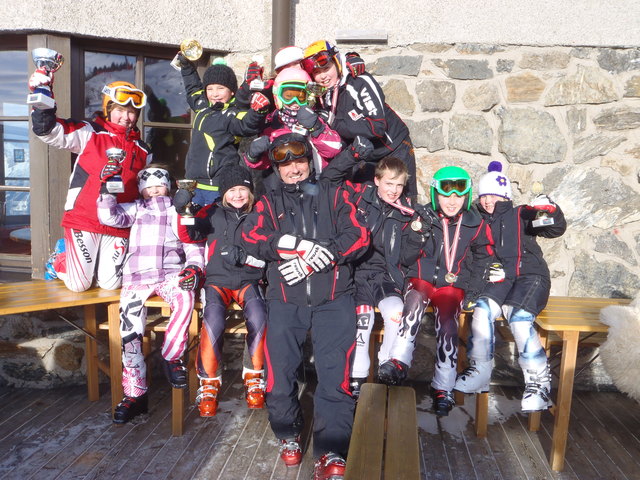 Trainer Gerald Krieglesteiner mit den Kids des SK Telfs