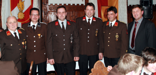 Führungswechsel bei FF-Buch: V.l. Alt-Kdt Reinhold Gschwendter, Schriftführer Richard Schiestl, KdtStv Christian Rissbacher, der nue Kommandant Andreas Partl und Bgm.Otto Mauracher . Foto: FF Buch.