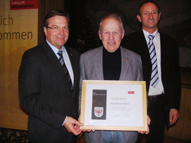 LH Günther Platter (links) und LA BPO Anton Mattle (rechts) überreichten die Ehrenurkunde und den Goldenen Alder der Tiroler Volkspartei an den ehemaligen WB-Obmann Heinz Huber.