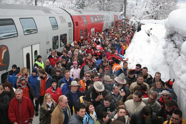 Mit dem Doppelstockzug der ÖBB ins Zielgelände am Kitzbüheler Hahnenkamm