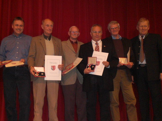 “Versilberte Funktionäre”: V.l. Siegfried Tartarotti, Jörg Thien, Erich Greiderer, Leo Simrath, Stefan Walch und Bgm. Ing. Wolfgang Holub. Foto: Lorenzetti