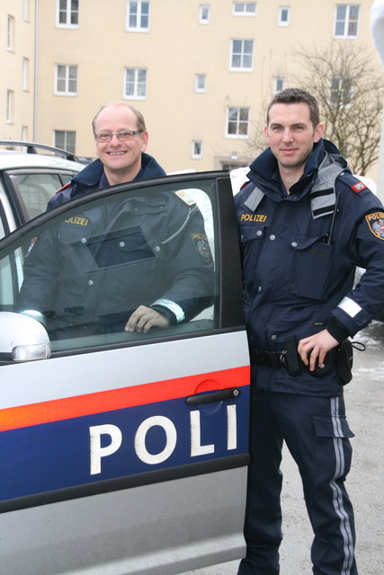 Polizeischüler Manfred Scheuringer mit Günter Lechner, Inspektionskommandant Stellvertreter.