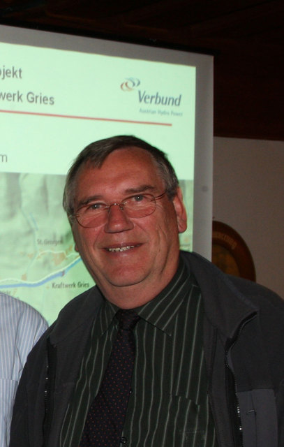 Bürgermeister Herbert Reisinger sieht sich mit heftigen Vorwürfen seitens der ÖVP und seitens des Gemeindevertreters Johann Gratz konfrontiert. Zumindest im Archiv-Bild lacht er trotzdem.