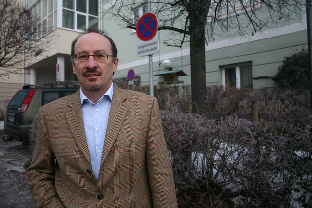 Josef Salzmann an einer neuralgischen Stelle. „Beim Wenden muss nun immer rückwärts in die Schuleinfahrt eingebogen werden.“