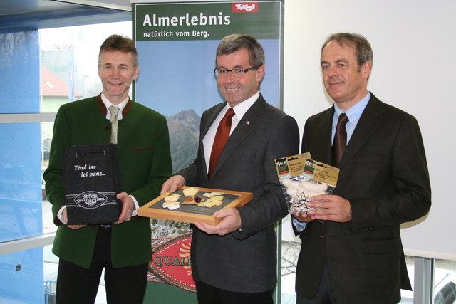 Gewachsen und veredelt in Tirol: Agrarmarketing-GF Wendelin Juen, Obmann Anton Steixner und Hans Plattner von der Traditionsmetzgerei Hörtnagl