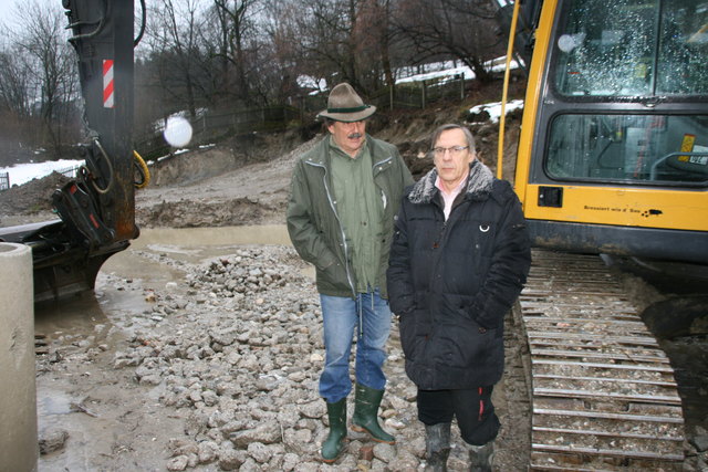 Die zwei Anrainer des Burglehenweges auf der Baustelle, die nun von der BH Hallein gestoppt wurde. „Wir sind nicht die einzigen, denen das Bauprojekt vor unserer Nase ein Dorn im Auge ist“, sagen sie: „Eigentlich ist die ganze Siedlung dagegen.“