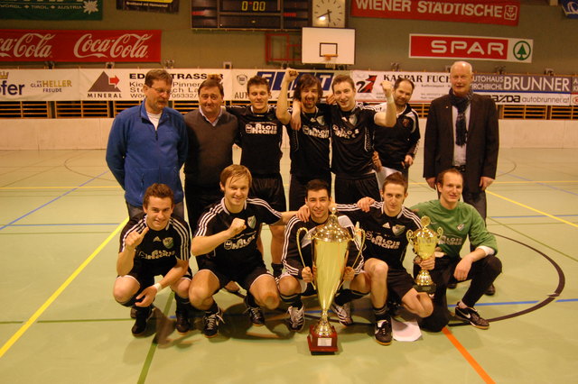 Beide Vize-BM von Wörgl und Kirchbichl,  Andreas Taxacher und Franz Seil, FCB-Obmann Michael Steiner und TFV-Bezirksobmann Josef Gerl gratulierten den siegreichen Kirchbichlern. | Foto: Friedl Schwaighofer