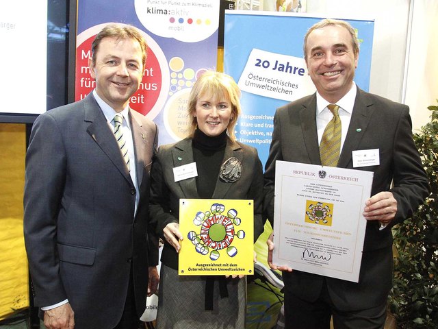 Auf der Wiener Ferienmesse bekamen Astrid und Peter Ochensberger von BM Nikolaus Berlakovich die Auszeichnung überreicht.