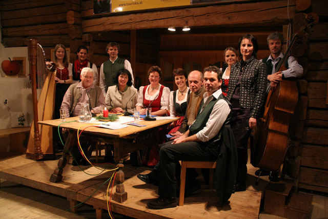 Literatur triff Volksmusik. Neukirchner Literaturgruppe und Pinzgauer Saitenklang. | Foto: Ewald Kröll