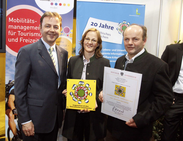 Bei der Verleihung: Umweltminister Niki Berlakovich (li.) überreichte Katharina Arnold und ihrem Vater Peter Arnold vom Familienhotel „Die Seitenalm“ das Österr. Umweltzeichen. | Foto: BMLFUW/Strasser