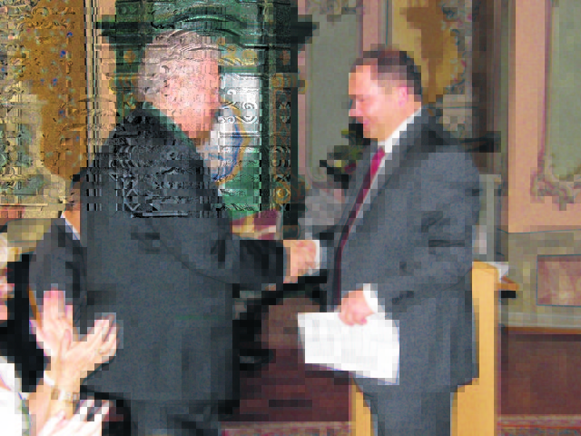 Prim. Georg Mosbacher dankt seinem Vorgänger Prim. Jürgen Wutte
