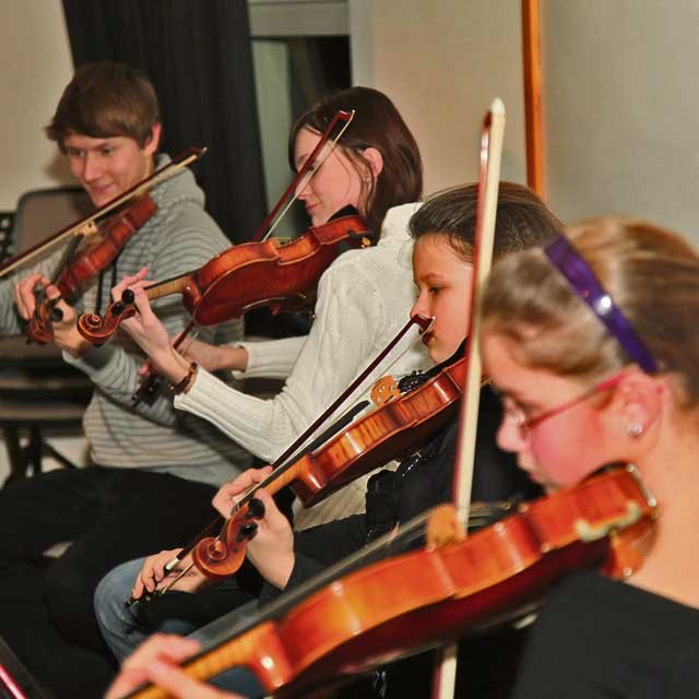 In einem Streichorchester musizieren: Leute, die einmal ein Streichinstrument gelernt haben, können sich diesen Wunsch in Mureck erfüllen.                        Fotos: WOCHE