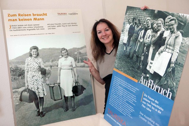 Christine Schweinöster mit zwei Tafeln aus ihrer Ausstellung "Aufbruch" | Foto: Schweinöster