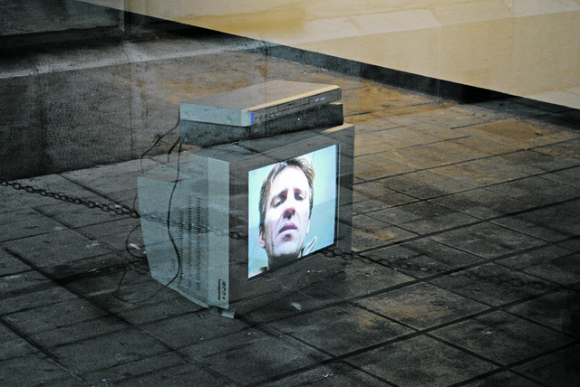 Der Aufreger: Richard Jochums „Gesichtsschwund“-Videoinstallation spaltet die Geister.