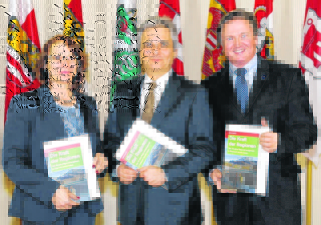 Bundeskanzler Werner Faymann flankiert von der Kärntner Regionalmanagerin Bettina Golob und Norbert Becker, Obmann der Regionalmanager | Foto: BKA