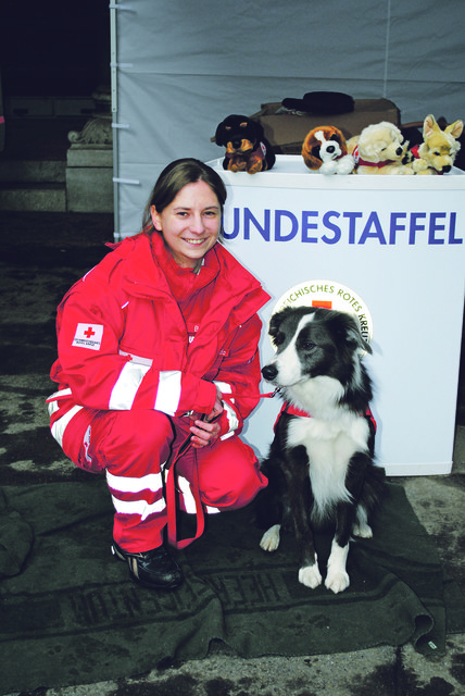 Rot-Kreuz-Hundeführerin Barbara mit Suchhund Jacky