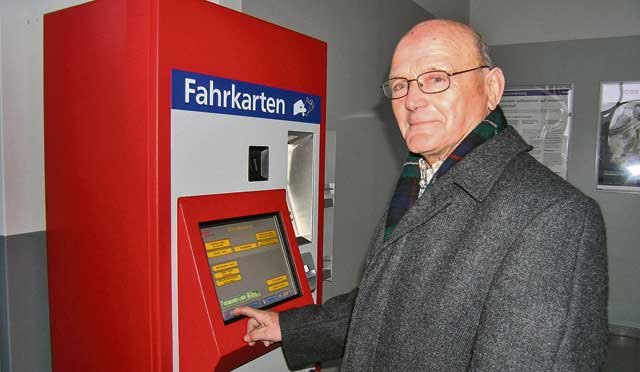 Bahnfahrer Josef Kapper aus Unterlamm beim Kauf eines Zugtickets am Bahnhof Fehring.
