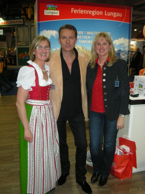 Alfons Haider besuchte Gerti Kremser (TVB Mariapfarr) und Sigrun Purkrabek (TVB St. Michael) am Lungauer Stand auf der Ferienmesse in Wien. | Foto: privat