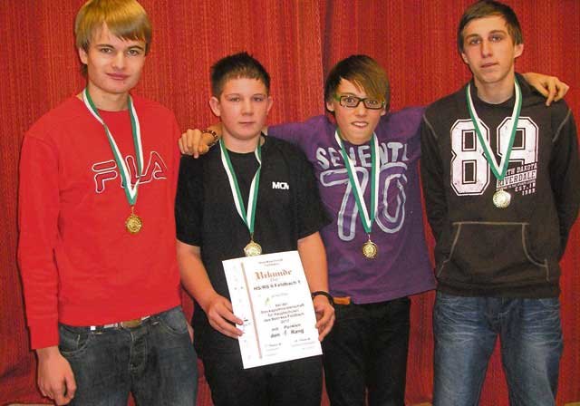 Die vier erfolgreichen Stockschützen der Hauptschule II/Realschule Feldbach qualifizierten sich mit ihrem klaren Bezirkssieg für das Landesfinale