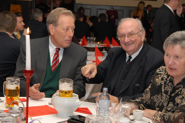 Humorvoll zeigt Alt-Bgm. Karl Sablik (re.) auf seine Hopfen-warm-Schale. Sein ehemaliger GR Jonak zieht die Kaltversion vor. | Foto: Margit Letz