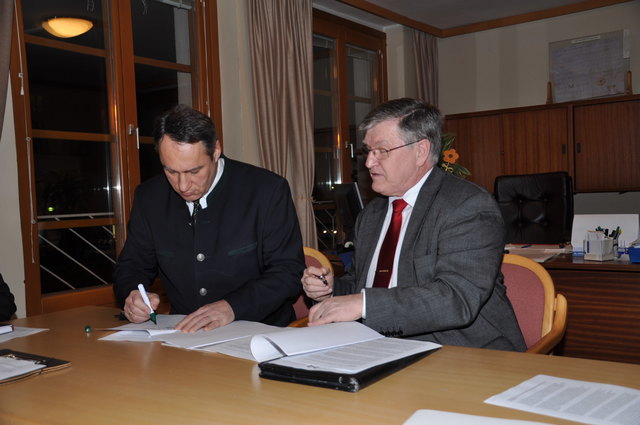 Bürgermeister Josef Schmidl-Haberleitner und der Geschäftsführer der Erzdiözese, Wilfried Bischur, beim Unterzeichnen des Vertrags zur Gründung der „Höhere Lehranstalt für wirtschaftliche Berufe der Mutter Theresa von Kalkutta“ in der IMS Pressbaum. | Foto: privat