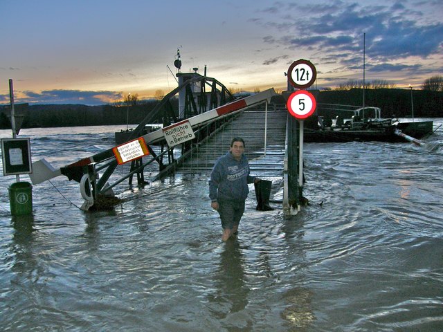 Beim letzten Hochwasser drohte  in Ketten gelegte Fähre abzusaufen, diese Gefahr wurde gebannt. Im März könnte der Betrieb wieder aufgenommen werden. | Foto: privat