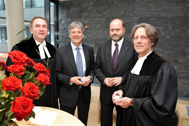 LHStv. Peter kaiser bei der feierlichen eröffnung des interreligiösen Andachtsraumes am Klinikum Klagenfurt mit Superintendent Manfred Sauer und Seelsorger Friedrich Van Scharrel