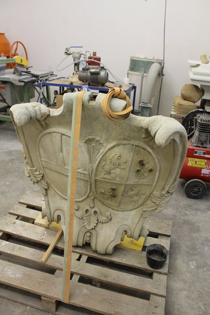 Gekonnte Restaurierung heißt auch Sicherung des 200kg schweren barocken Steinwappens.