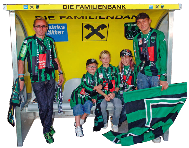 Platz nehmen auf der Bank am Spielfeldrand