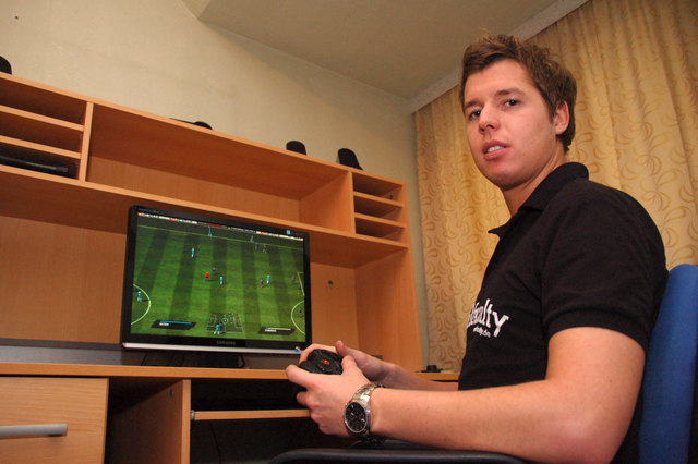 Mario beim virtuellen Kicken – eine wahre Fingerakrobatik.