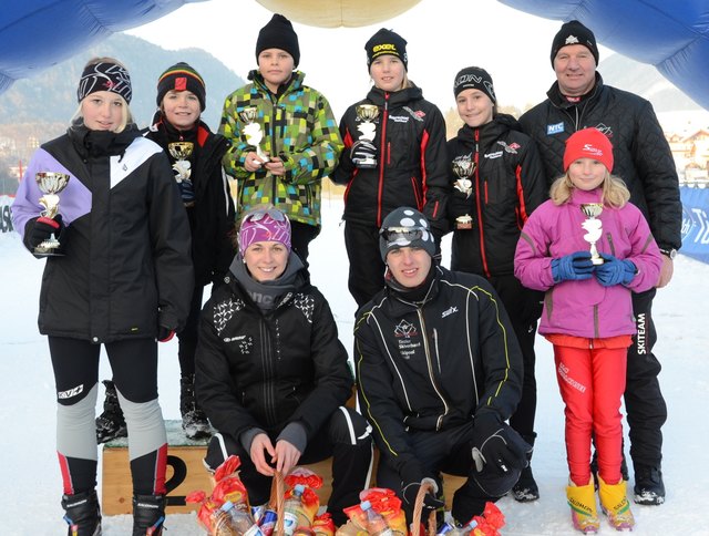 Die Klassensieger der Biathlon-Bezirksmeisterschaft im  Sprintwettkampf mit TSV-Referent Toni Lengauer-Stockner (nicht im Bild Armin Embacher). | Foto: Hermann Nageler