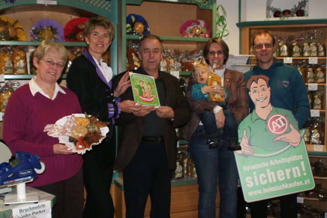 Nudelig kreativ. Paula Zimmermann, Martina Diesner Wais, Karl, Petra und Karl Zimmermann jun. in der liebevoll dekorierten „Nudelstube“. Info: www.zimmermanns-teigwaren.at Foto: Jungmann