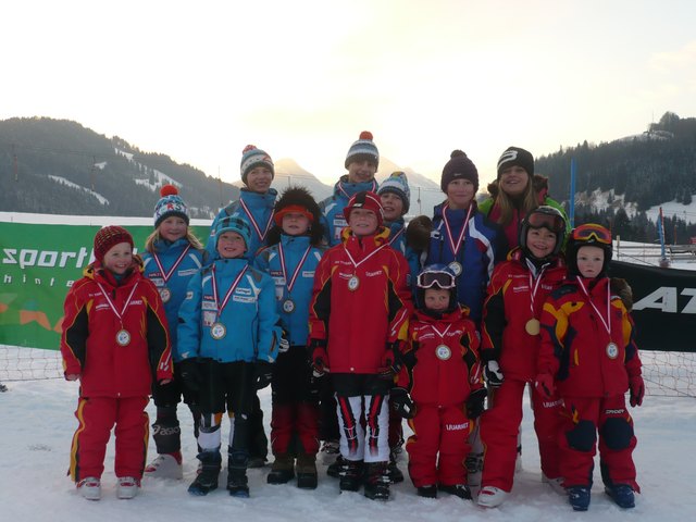 Die Klassensieger des 1. Bewerbes zum Sporthaler-Atomic-Cup mit Michaela Schmid von Sporthaler. | Foto: SV Thiersee