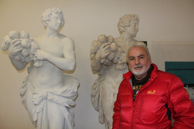 Original und Vujasins Steinreplik einer Statue des Palais Liechtenstein.