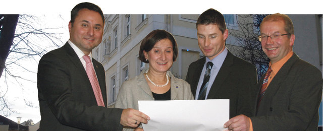 Bürgermeister Michael Cech, Vize Franz Gruber und Marienheim-Geschäftsführer Thomas Wagner präsentieren Landesrätin Johanna Mikl-Leitner die Pläne für das neue Gablitzer Ärztezentrum.