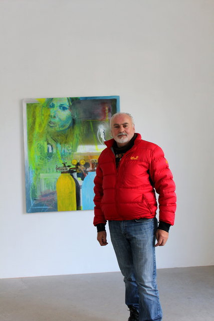 Nikola Vujasin mit einem Bild von Mario Neugebauer.