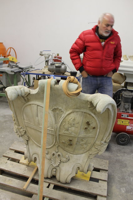 Gekonnte Restaurierung heißt auch Sicherung des 200kg schweren barocken Steinwappens.