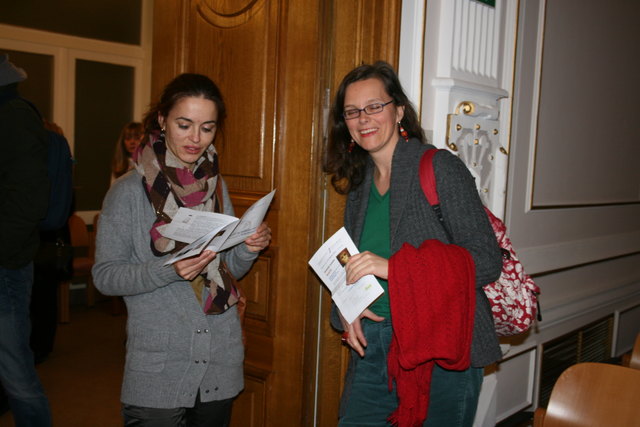 Lydia und Claudia zeigen sich von den Einlagen angetan.