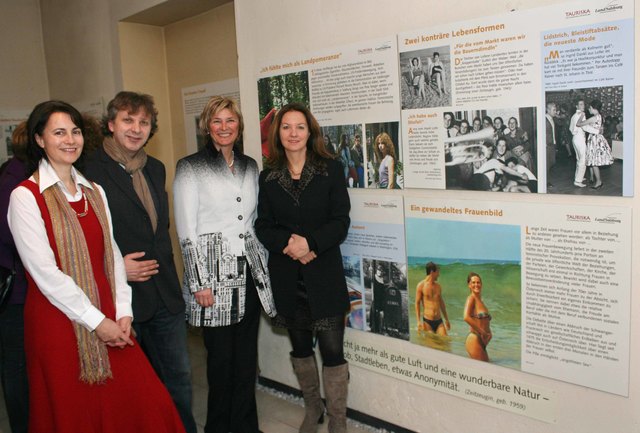Bei der Eröffnung: Susanna Vötter-Dankl & Christian Vötter (Verein Tauriska), Bgm. Bettina Mitterer und die Ausstellerin Christine Schweinöster | Foto: KV Binoggl