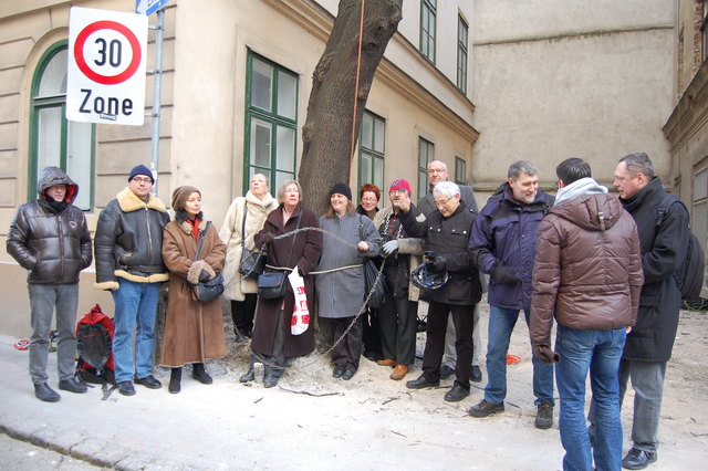 Ein letzter Versuch, der erfolglos blieb. Baumschützer ketteten sich an den Baum an.