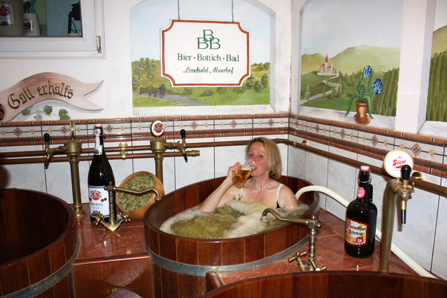 Baden, Entspannen und - Trinken - im Bierbad im Landhotel Moorhof in Franking | Foto: freigegeben von Agentur ReiWo Wolfgang Reindl, Moosdorf