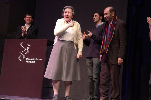 Ute Bock auf der Bühne mit Regisseur Allahyari: Peis für die Doku „Bock for President“. | Foto: leadersnet.at/szene1/Schiffl