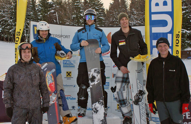 Die Sieger des Snowboardrennens auf der Forsteralm - Vizelandesmeister Gerry Ring, Landesmeister Dominik Leichtfried, Drittplazierter Philipp Bichler, flankiert von Florian Aspalter, Raiffeisen Club Waidhofen (li.) und Sportstadtrat Mag. Franz Hofleitner