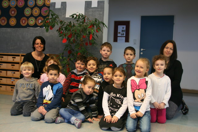 „Wir sind dabei“, freuen sich die Pädagoginnen Holleis und Stummer mit ihren Kindern des Kindergartens Siedlung.